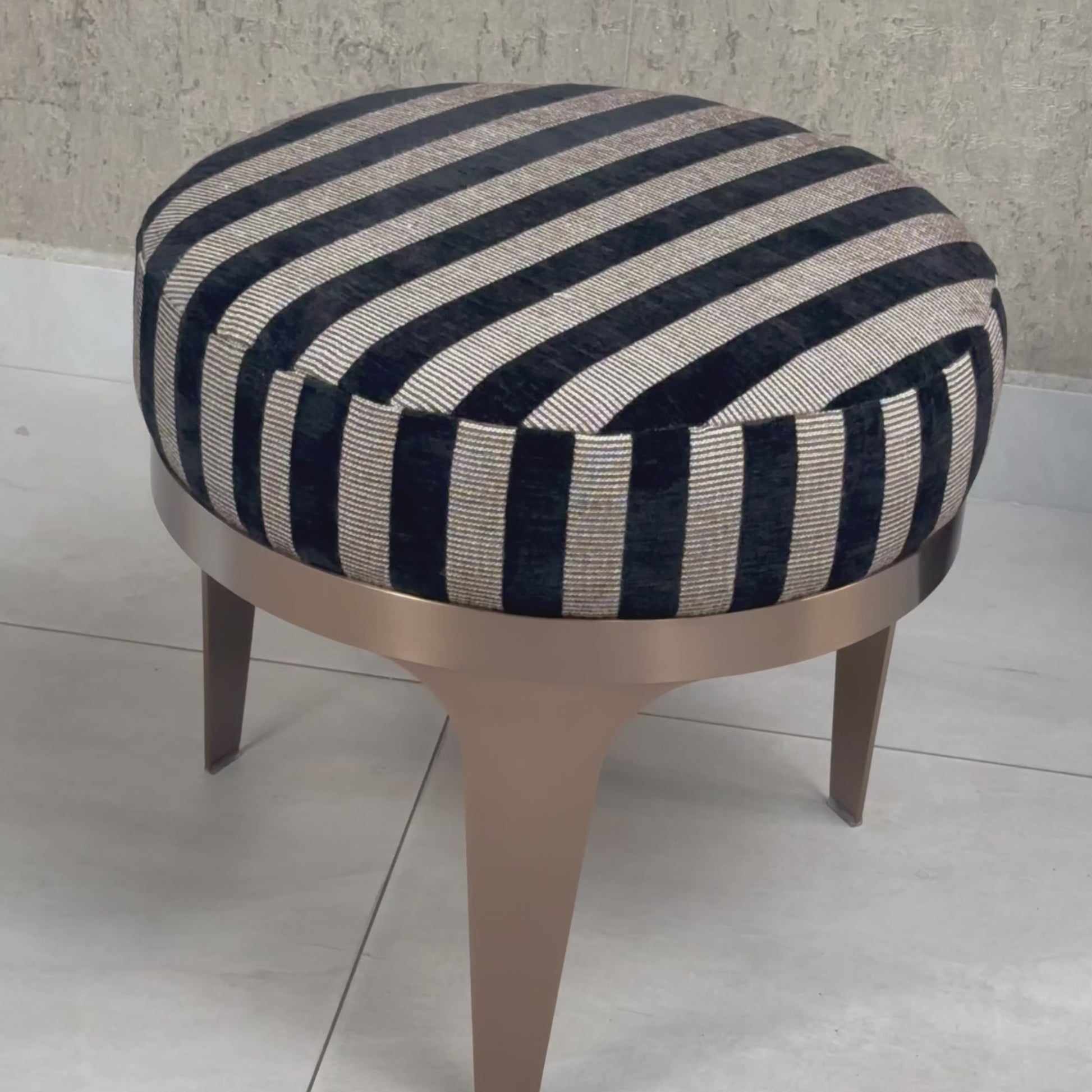 TABURETE MILAN BLACK STRIPES - LINEA B